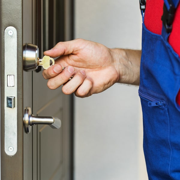 la cerrajería residencial ofrece servicios de instalación de sistemas de seguridad para su hogar